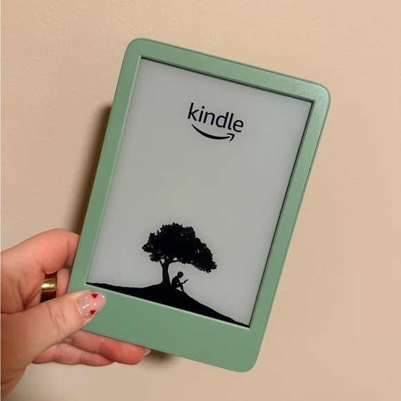 Kindle Basic with Accessories Bundle - Picture 5 of 6